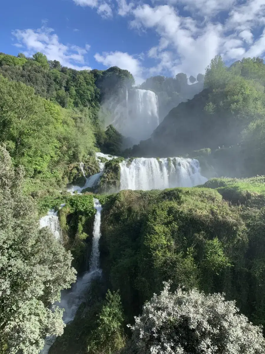 Le Cascate delle Marmore in piena, fra la vegetazione verdissima della valle e la nebbia d'acqua