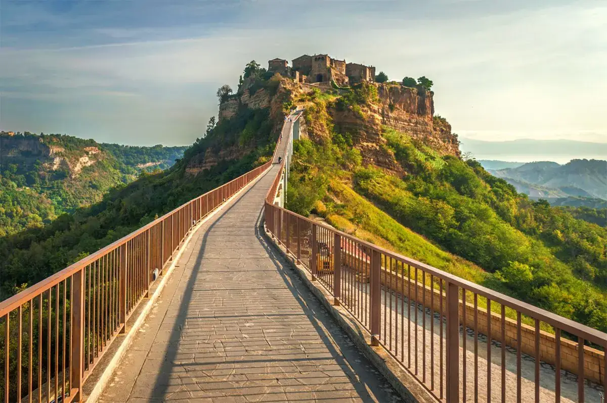 Civita di Bagnoregio sullo sperone di tufo con il ponte pedonale che la collega