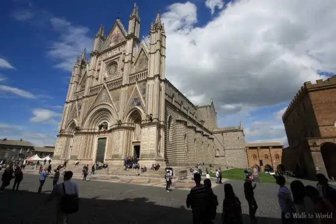 La facciata gotica del Duomo di Orvieto con i mosaici dorati