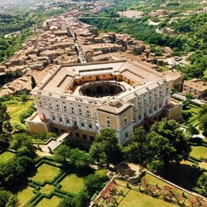 Veduta dall'alto della pianta pentagonale di Palazzo Farnese a Caprarola