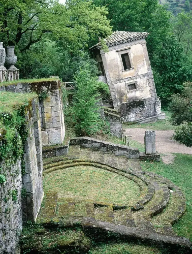 Una delle sculture in peperino del Parco dei Mostri di Bomarzo immersa nel bosco