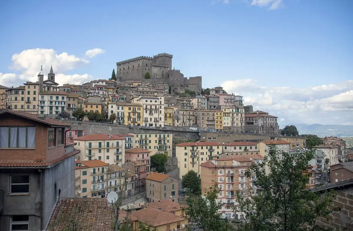 Il borgo medievale di Soriano nel Cimino visto dal basso, con le case in pietra e il Castello Orsini