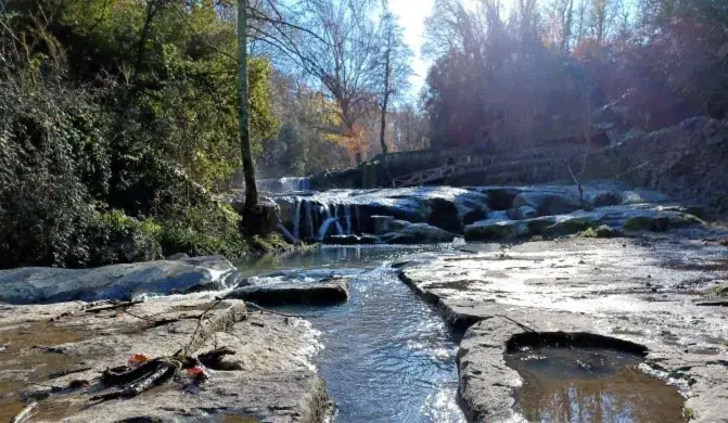 Le Cascatelle di Chia tra le rocce e la vegetazione della valle del fiume Chia