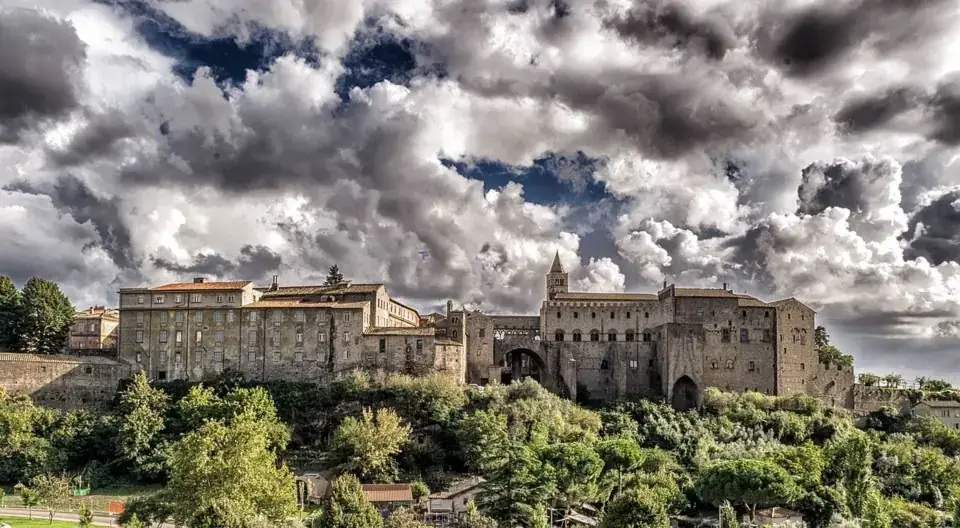 Il Palazzo dei Papi di Viterbo con il cielo carico di nuvole