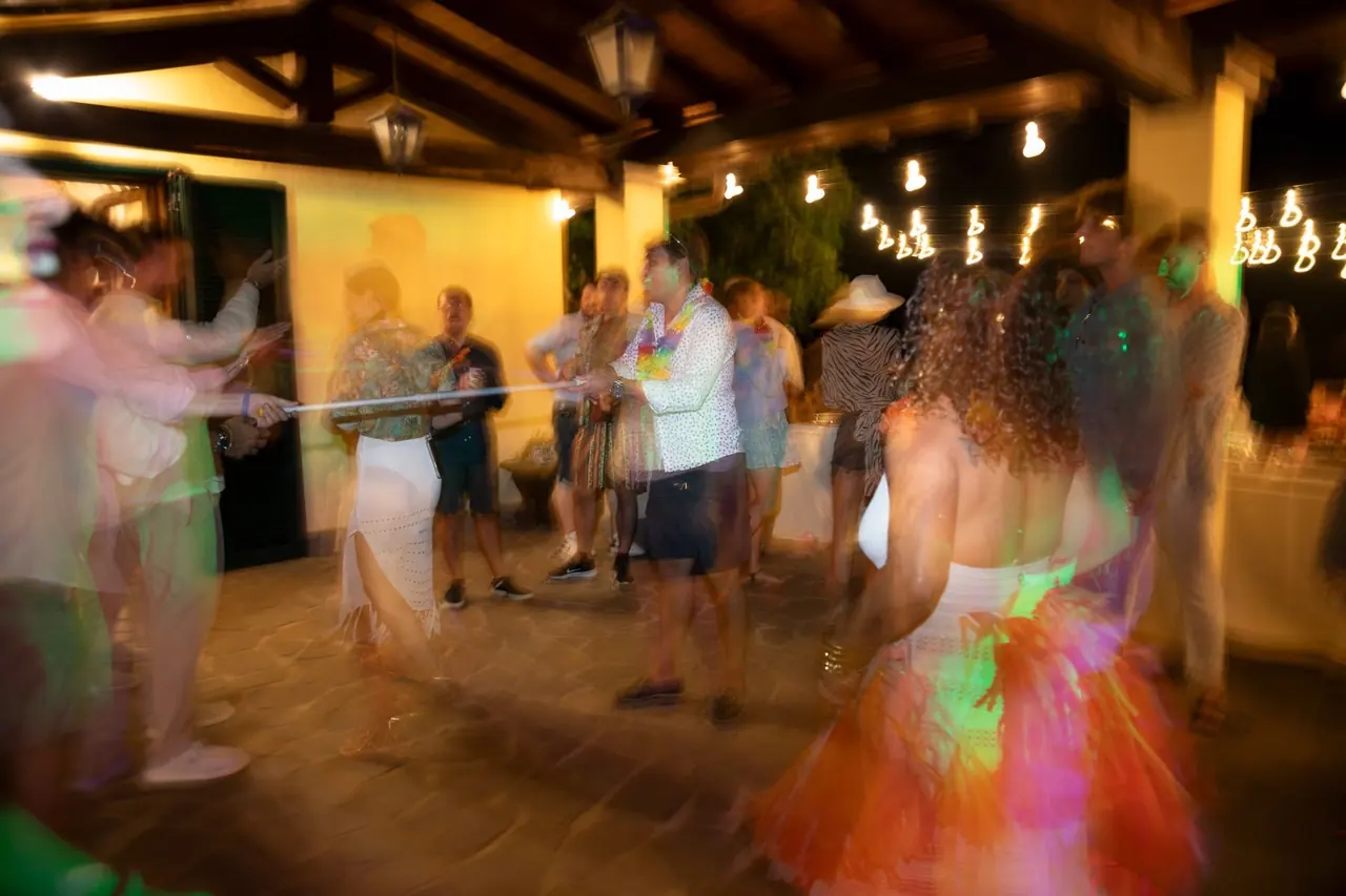 Ragazzi che ballano sotto il porticato dell'Oasi del Verde durante una festa serale