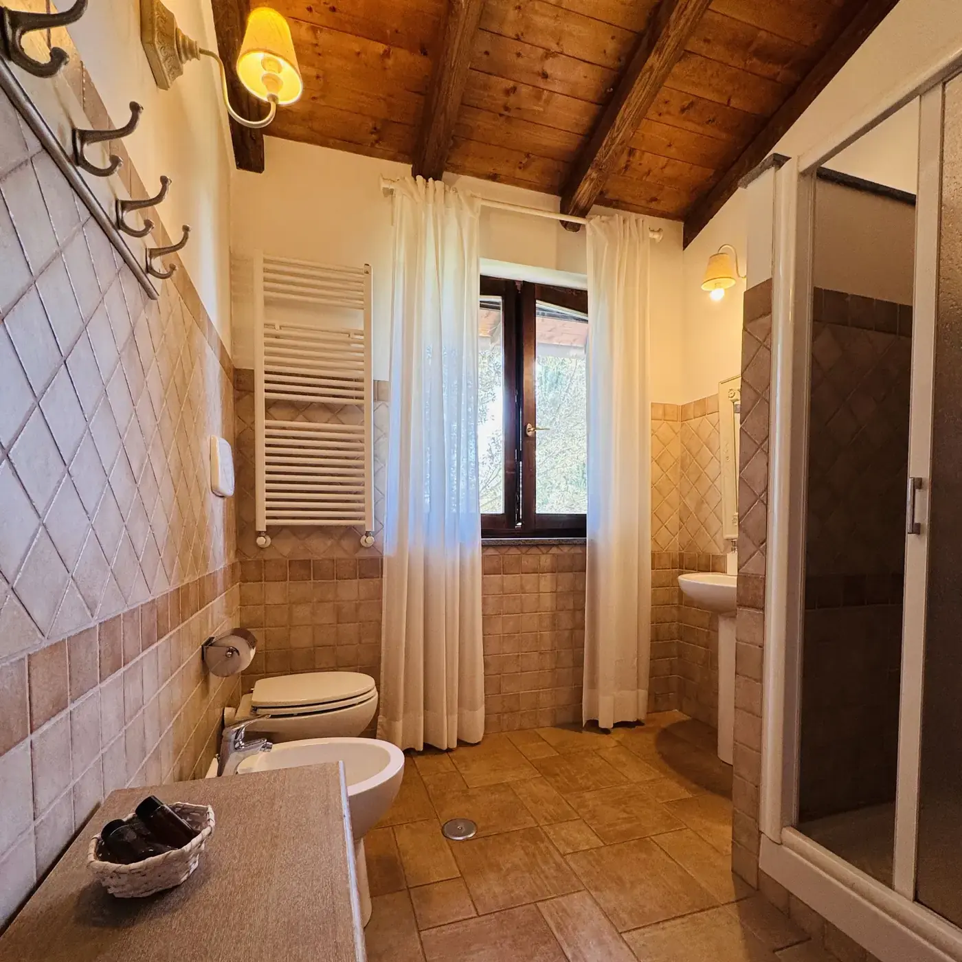 Bagno privato con doccia, bidet, termoarredo e set di cortesia
