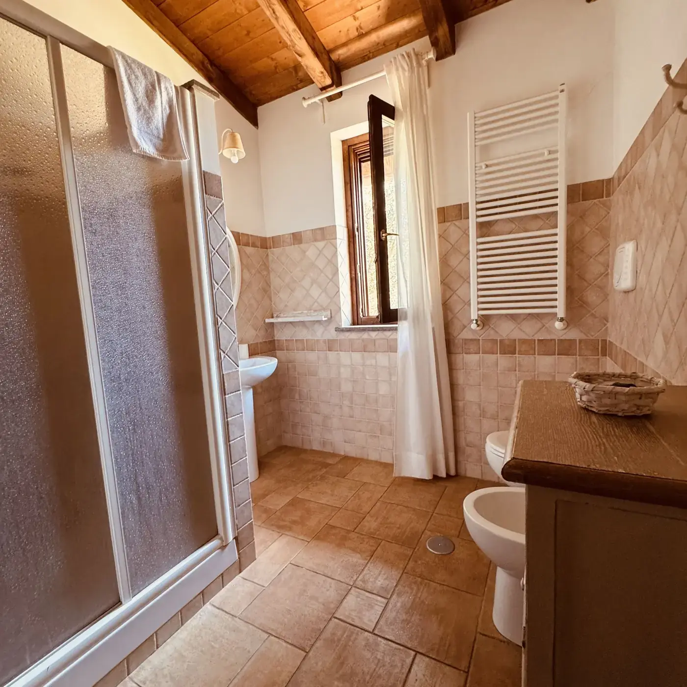 Bagno privato con doccia ampia e finestra